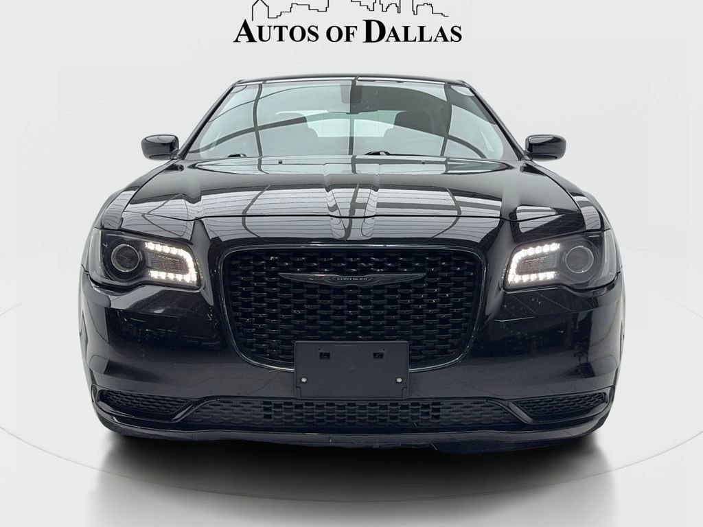 Used 2021 Chrysler 300 Touring w/ Sport Appearance Package image 4