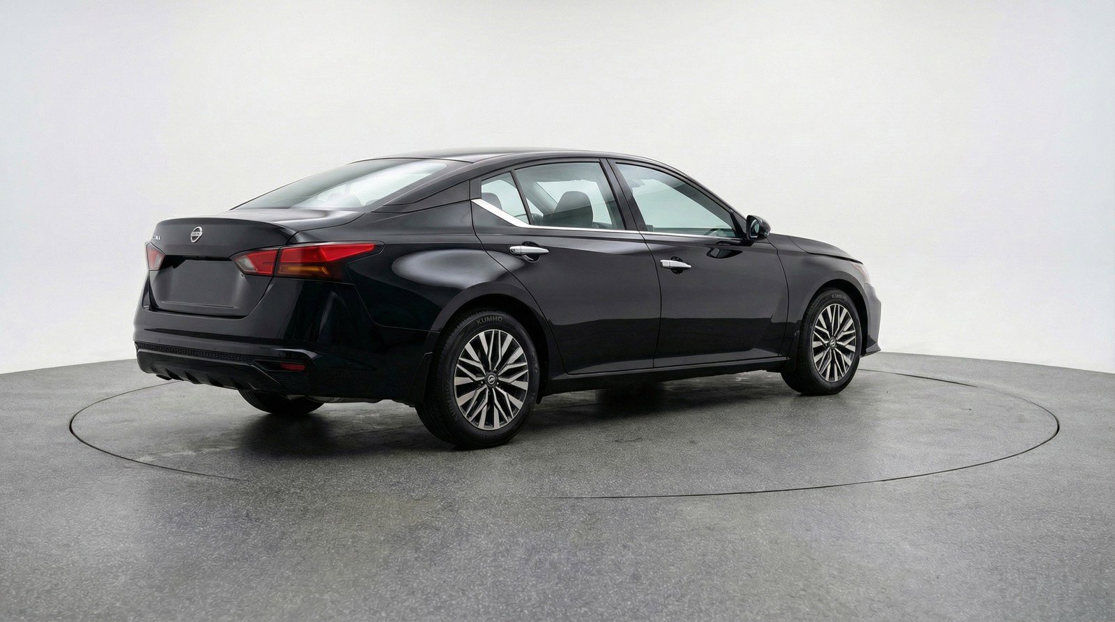 Used 2025 Nissan Altima 2.5 SV FWD image 9