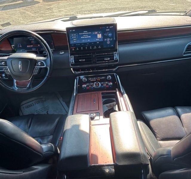 Used 2023 Lincoln Navigator Reserve image 10