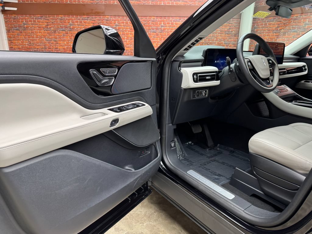 Used 2025 Lincoln Aviator AWD image 9