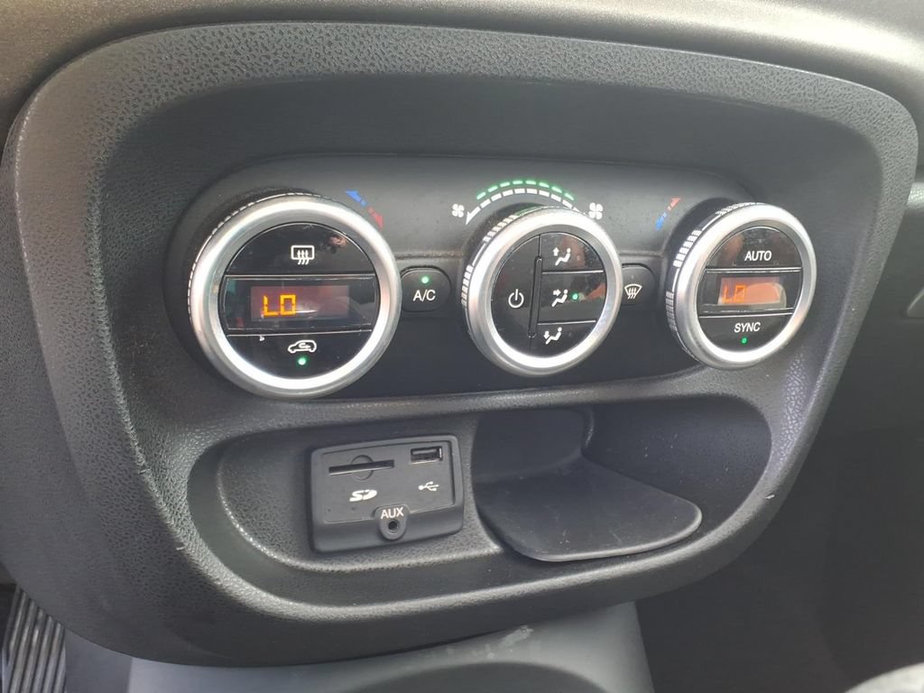 Used 2014 FIAT 500L Trekking w/ Popular Equipment Group FWD image 17
