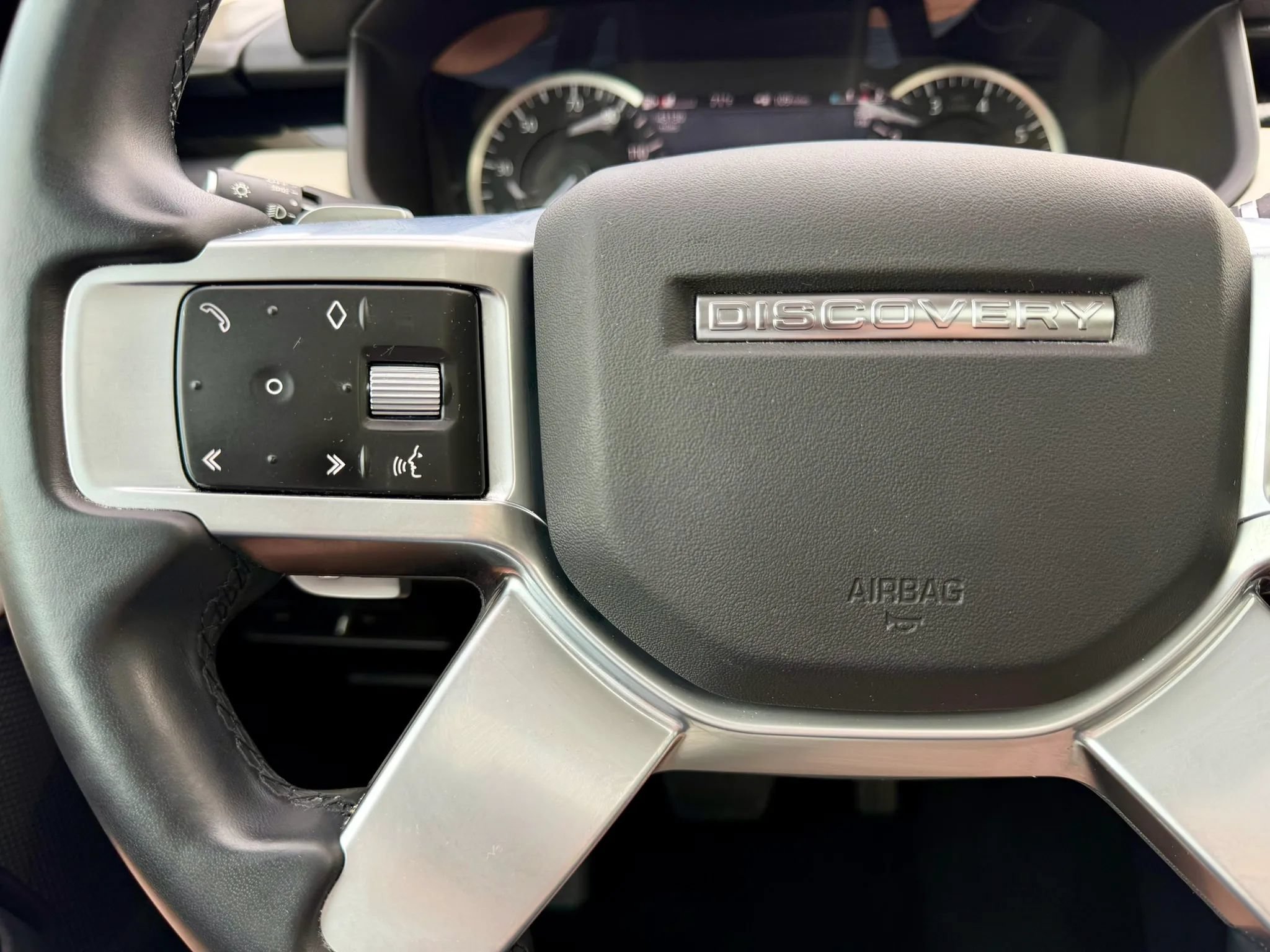 Used 2023 Land Rover Discovery S AWD/4WD image 30