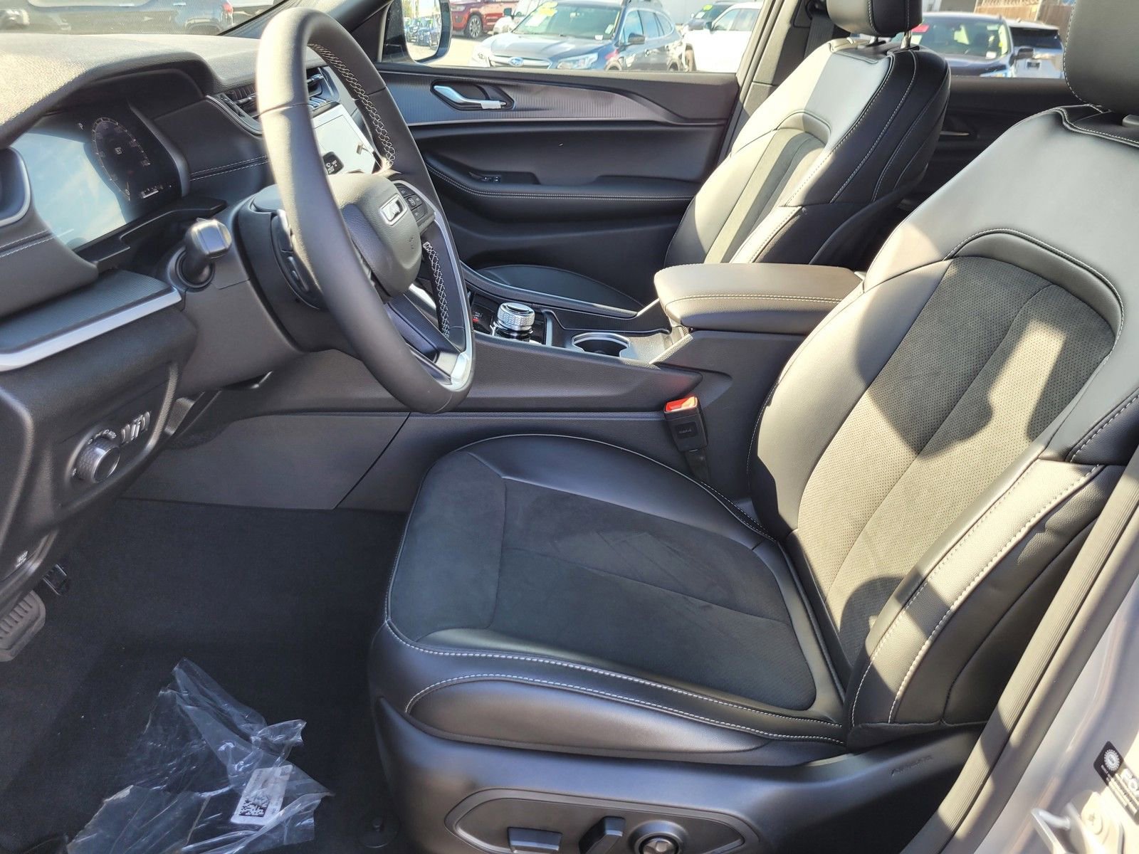 New 2025 Jeep Grand Cherokee Altitude image 11