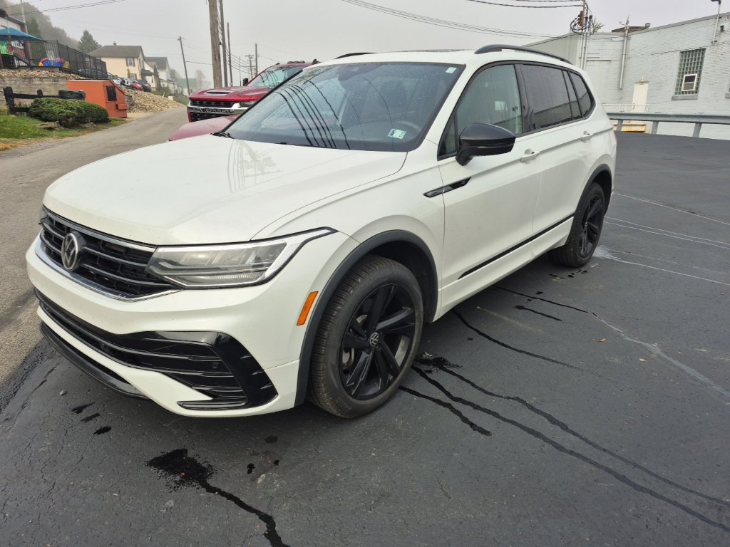 Used 2024 Volkswagen Tiguan SE R-Line AWD/4WD image 3