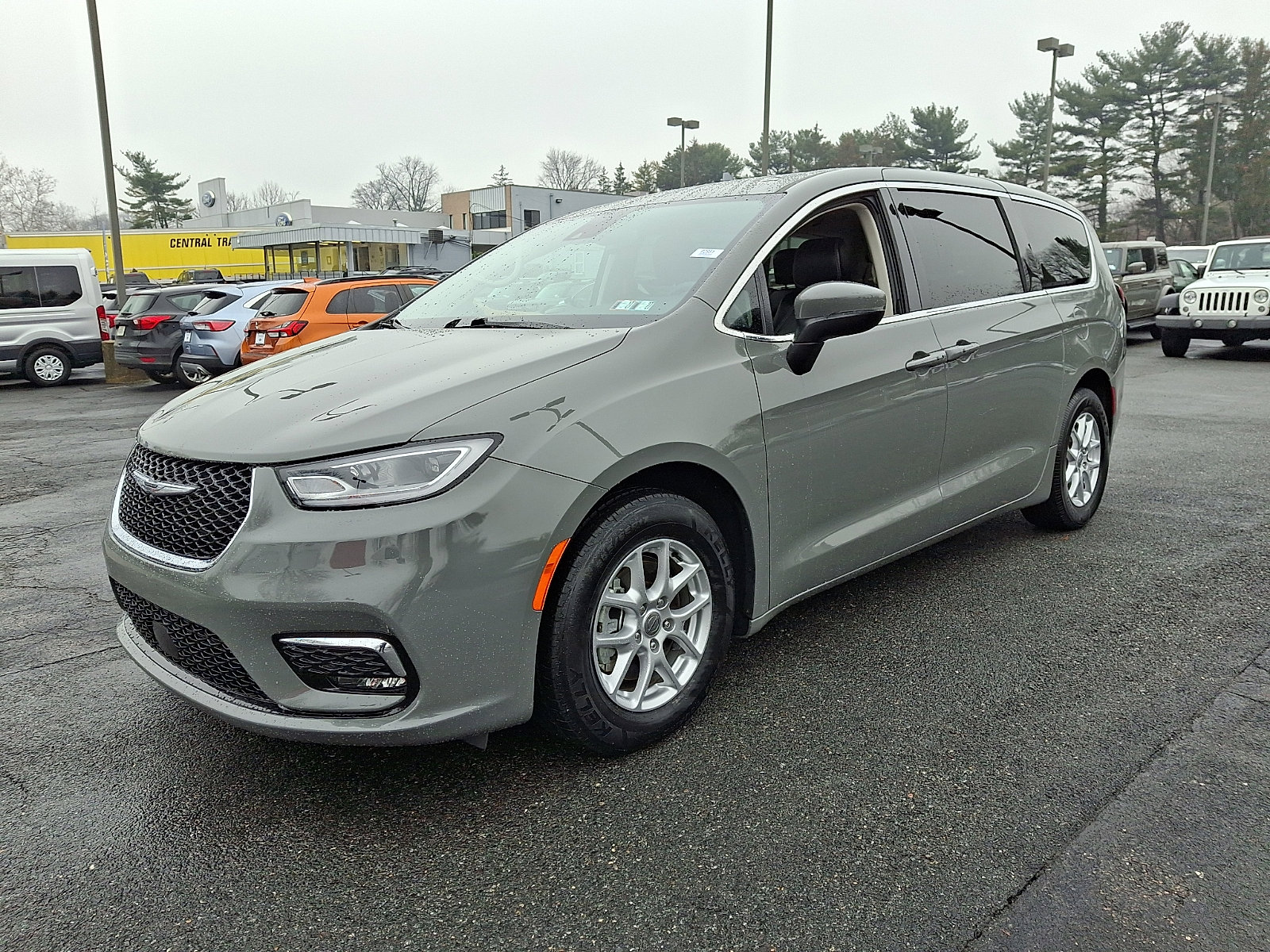 Used 2023 Chrysler Pacifica Touring-L image 3