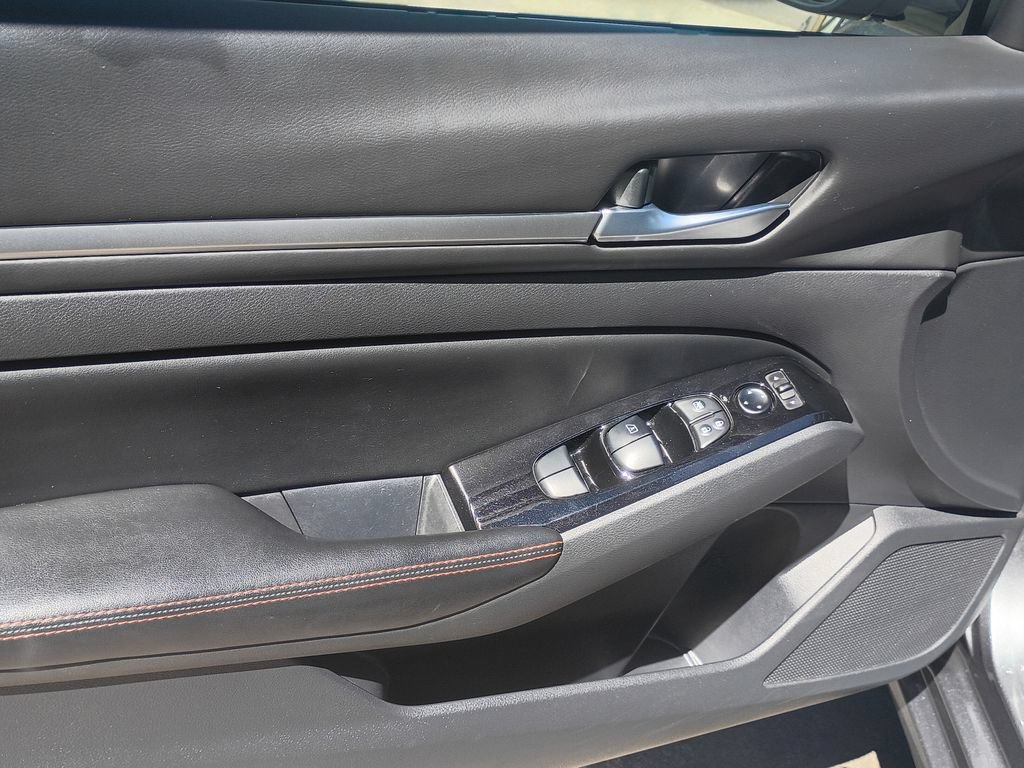 Used 2024 Nissan Altima 2.5 SR FWD image 14