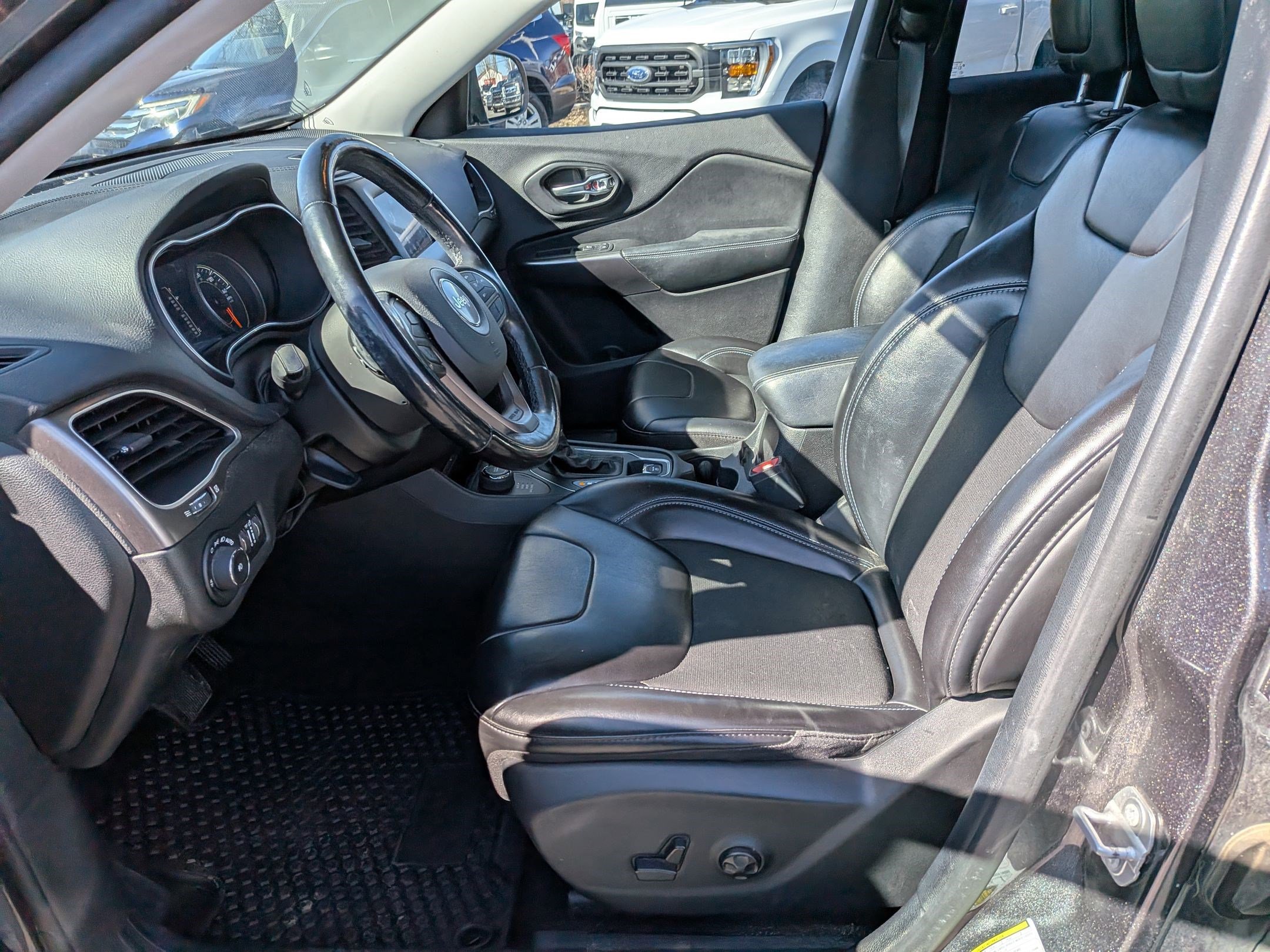 Used 2020 Jeep Cherokee Latitude Plus w/ Cold Weather Group image 27