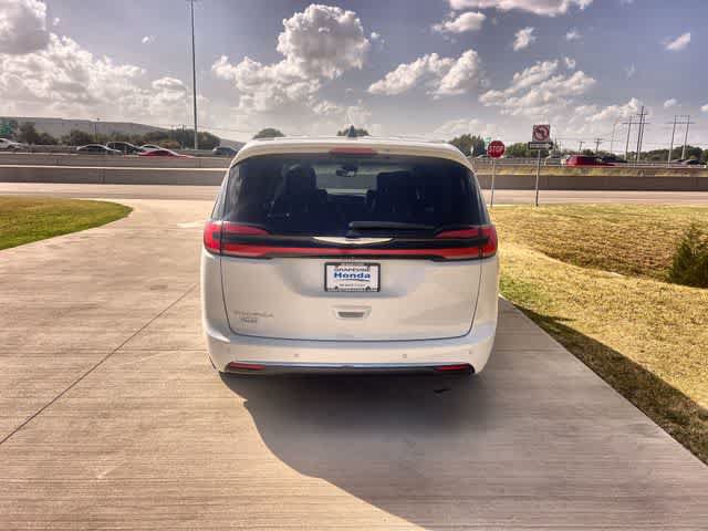 Used 2023 Chrysler Pacifica Touring-L FWD image 6