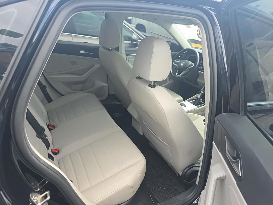 Used 2022 Volkswagen Jetta SE w/ Panoramic Sunroof Package FWD image 5