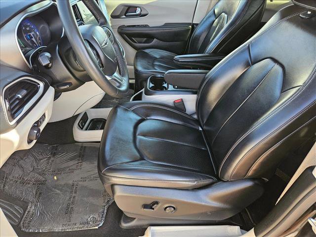 Used 2023 Chrysler Pacifica Touring-L image 15