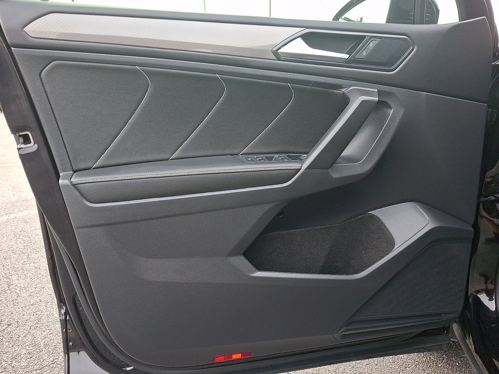 Used 2023 Volkswagen Tiguan SE w/ Panoramic Sunroof Package FWD image 13