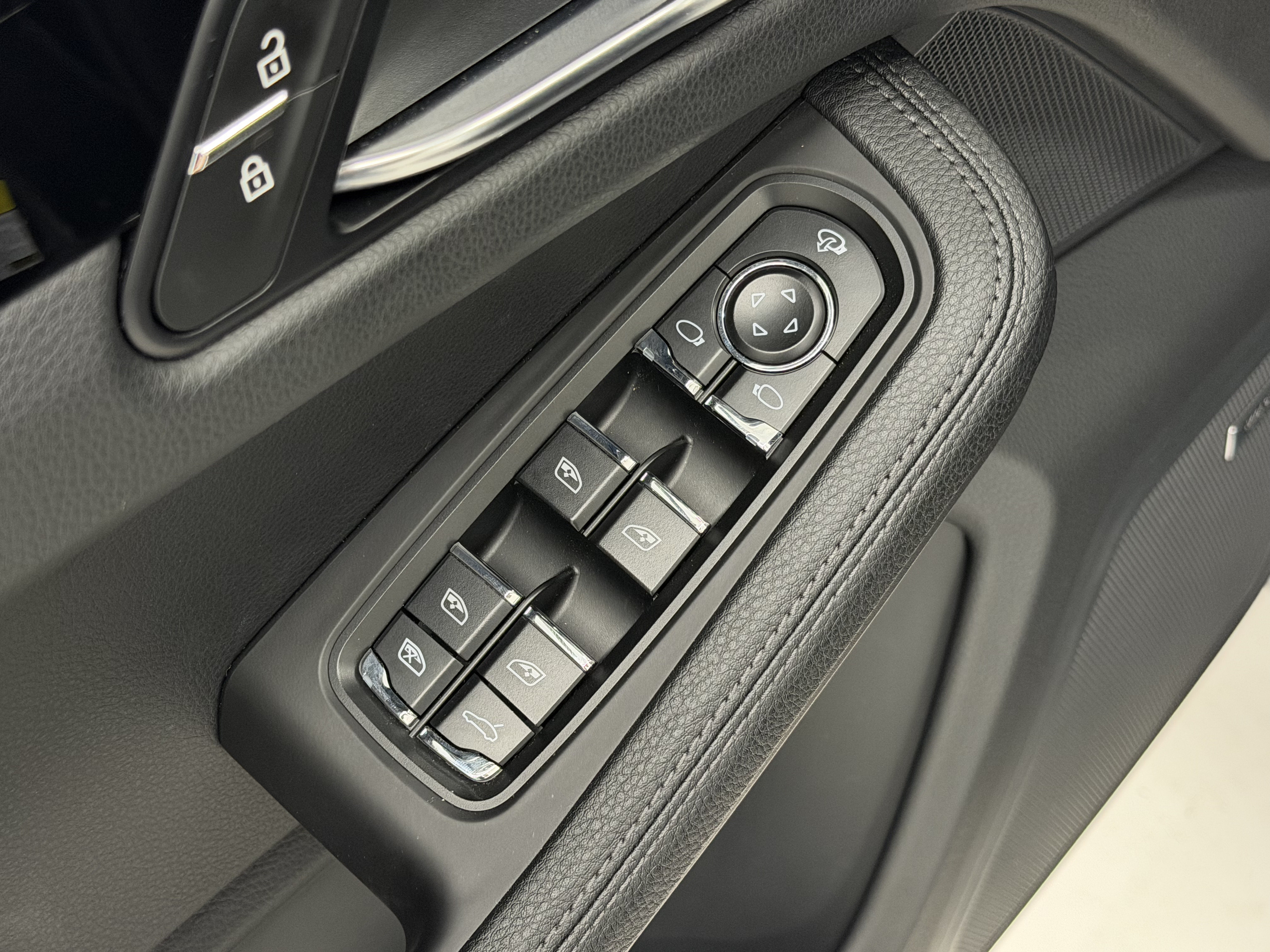 Certified 2024 Porsche Macan AWD/4WD image 28