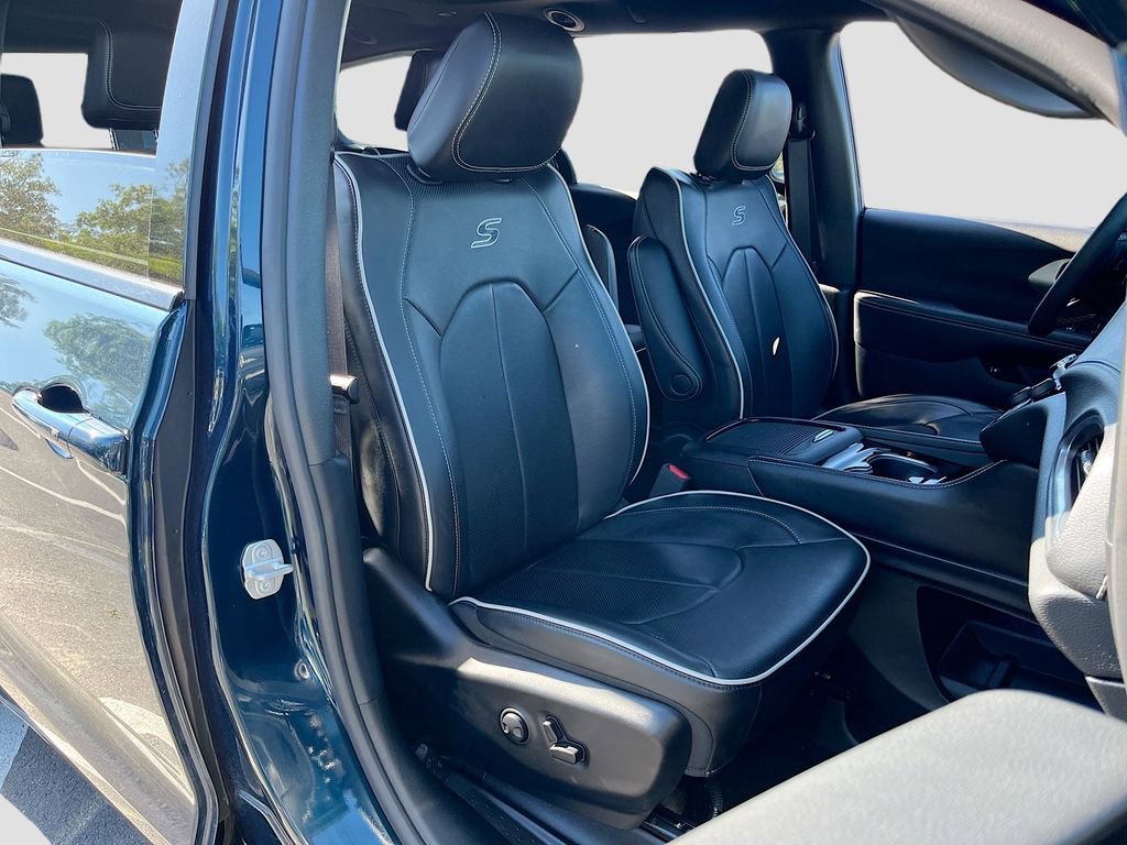Certified 2024 Chrysler Pacifica Premium image 30