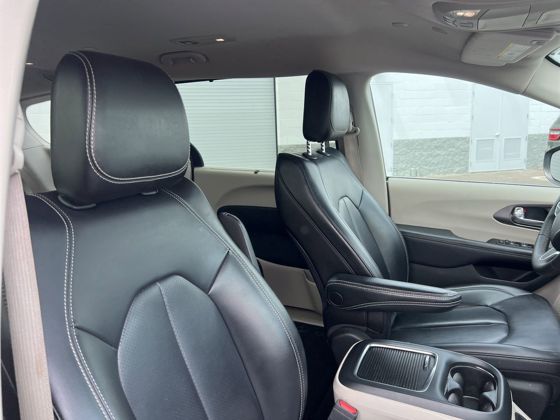 Used 2023 Chrysler Pacifica Touring-L FWD image 25