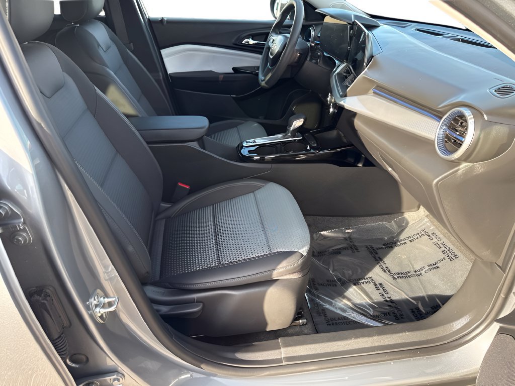 Used 2026 Chevrolet Trax LT FWD image 9