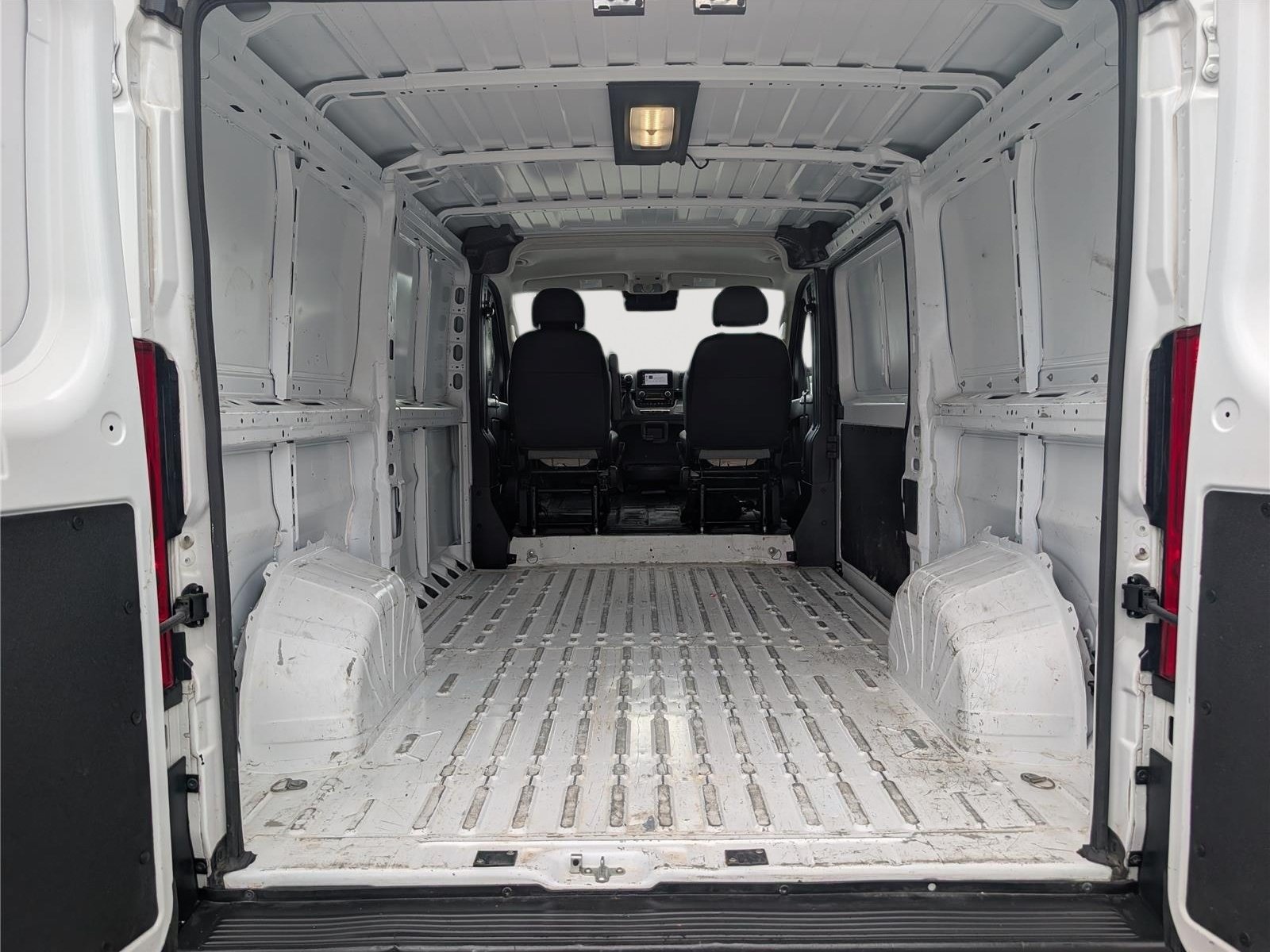 Used 2025 RAM ProMaster 2500 w/ Convenience Group FWD image 13