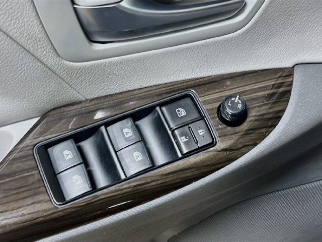 Used 2018 Toyota Sienna XLE w/ XLE Navigation Package FWD image 18