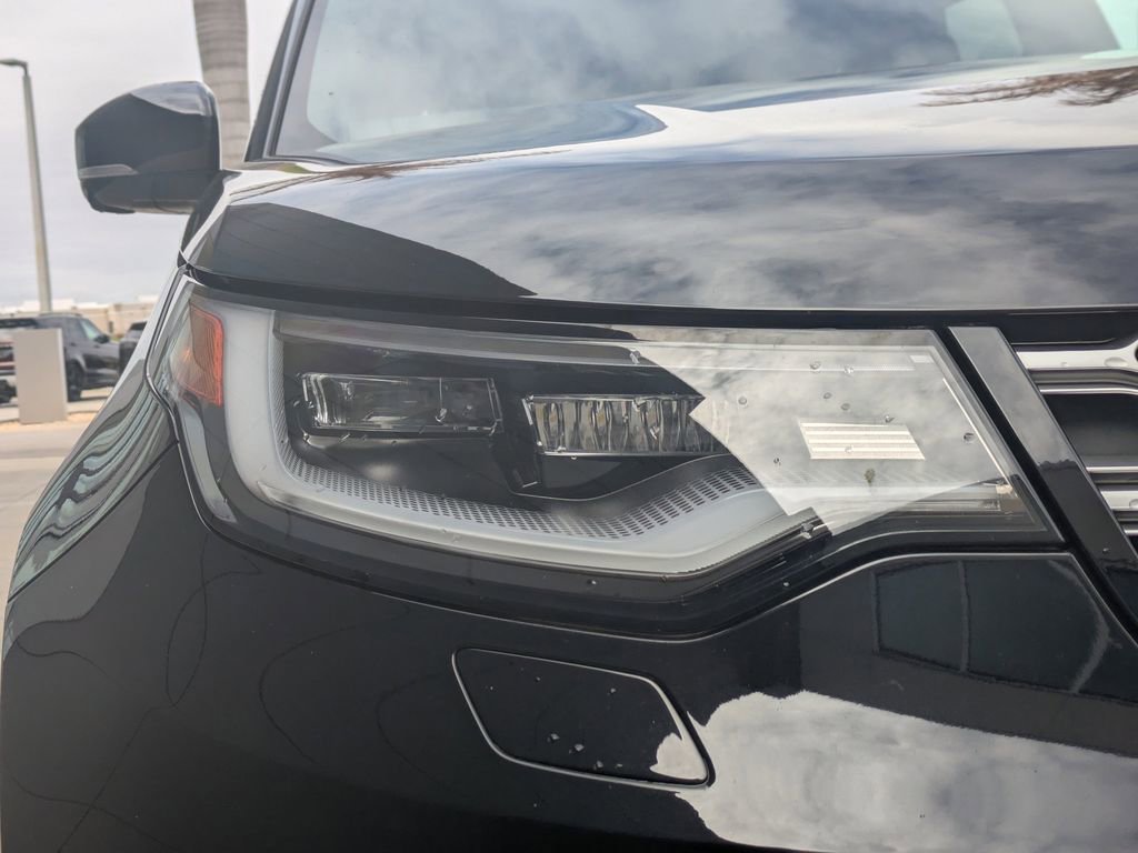 Certified 2025 Land Rover Discovery S image 11