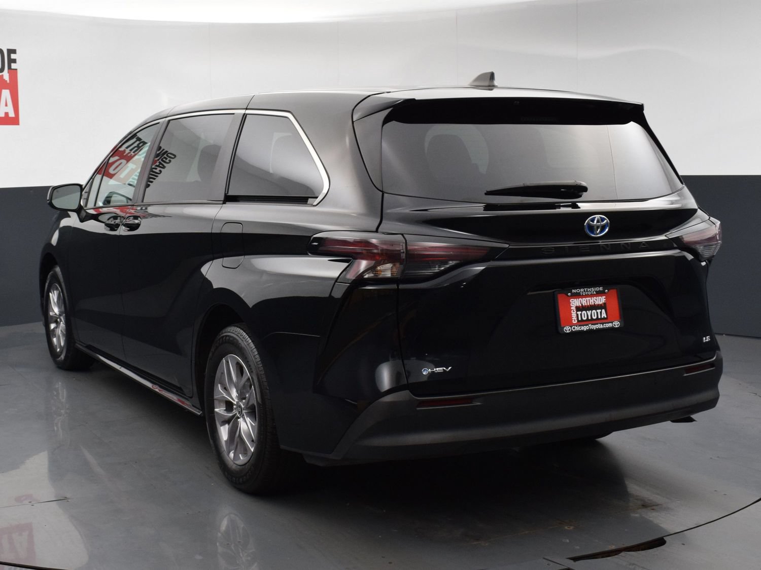 Used 2025 Toyota Sienna LE FWD image 3