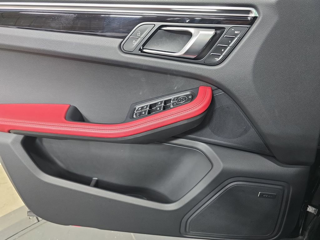 Used 2025 Porsche Macan image 22