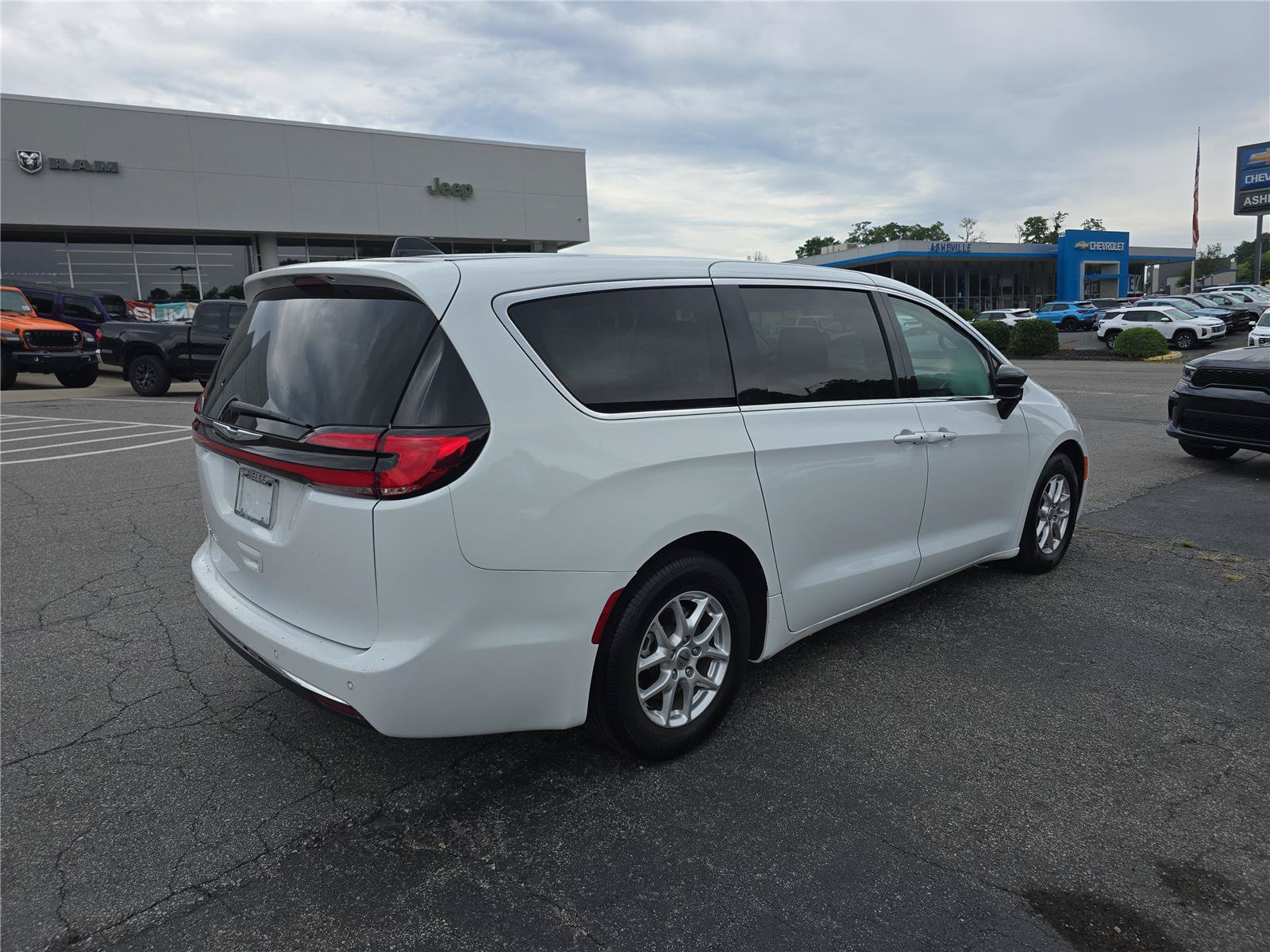Used 2024 Chrysler Pacifica Touring-L FWD image 3