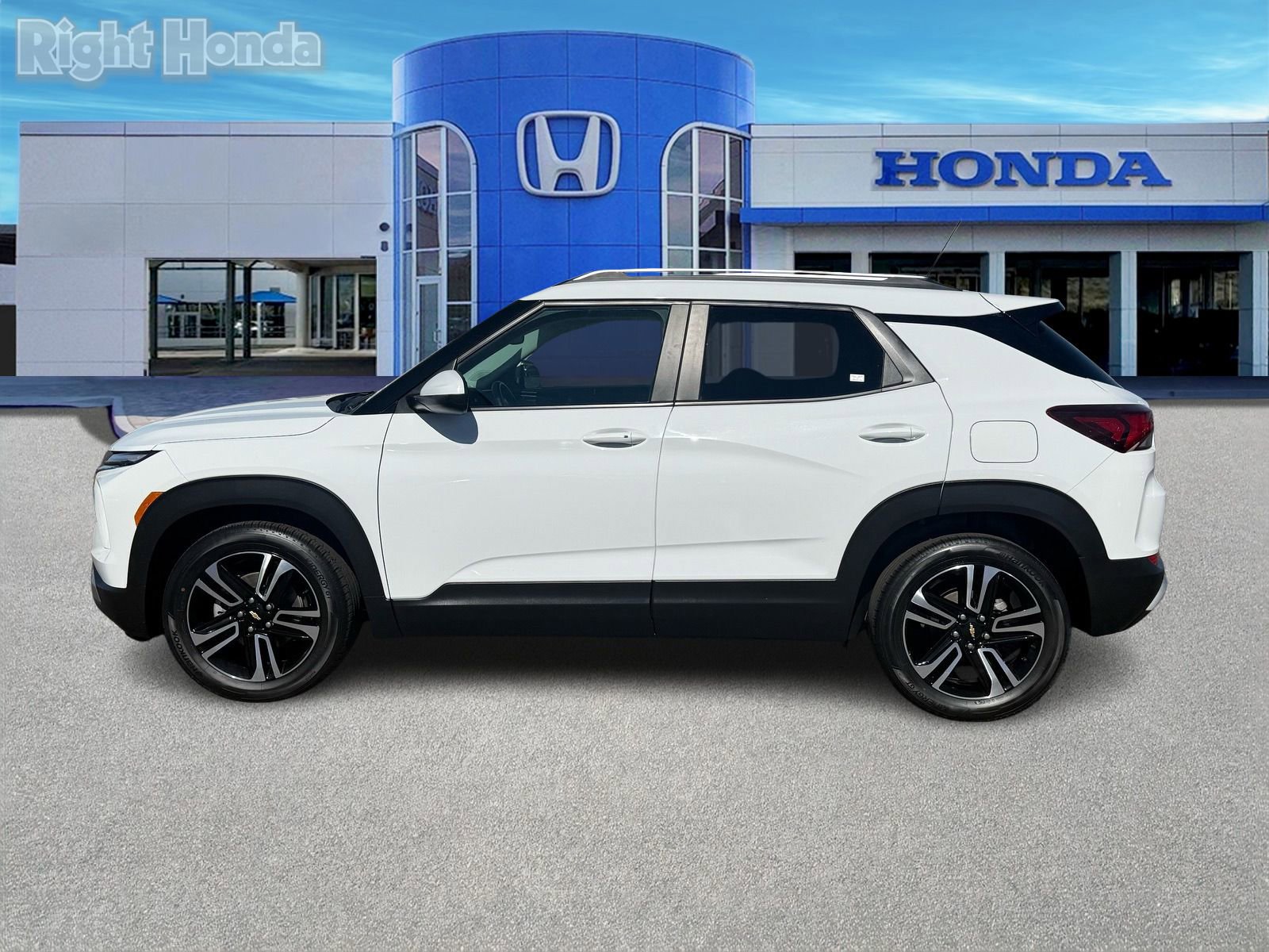 Used 2024 Chevrolet TrailBlazer LT w/ Convenience Package image 3