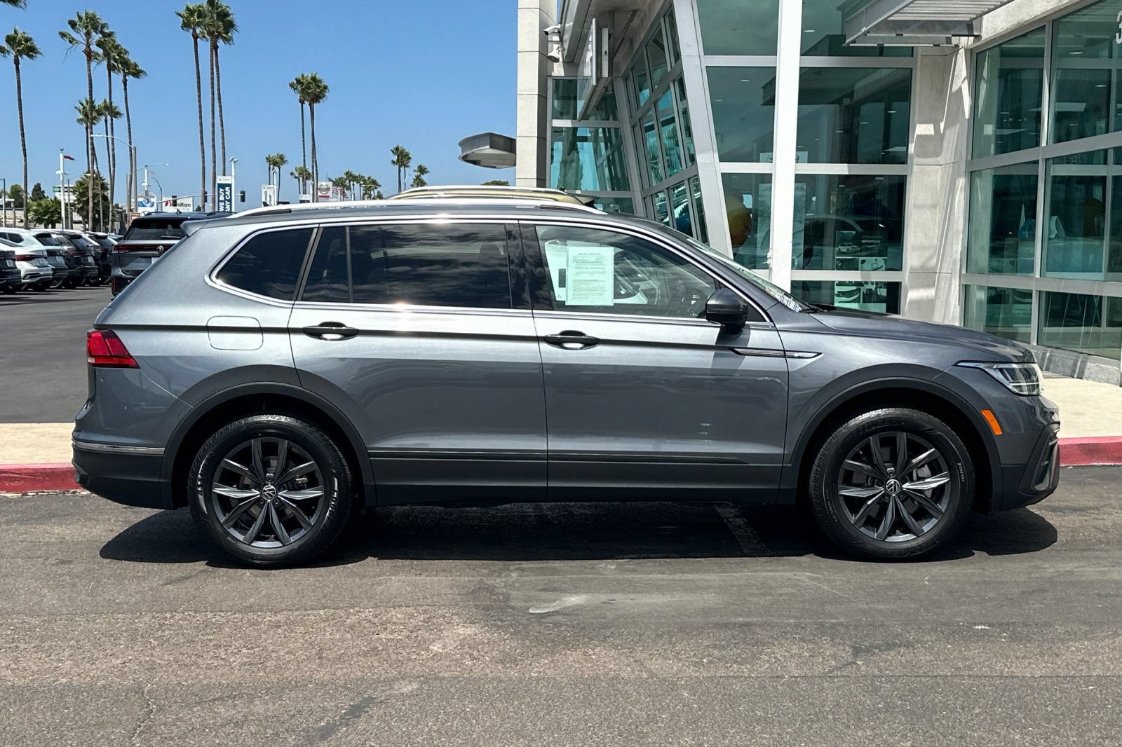 Used 2023 Volkswagen Tiguan SE w/ Panoramic Sunroof Package FWD image 4