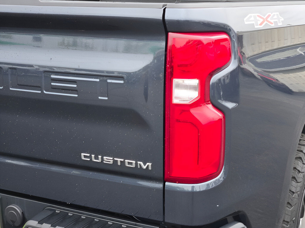 Used 2020 Chevrolet Silverado 1500 Custom w/ Custom Value Package AWD/4WD image 14