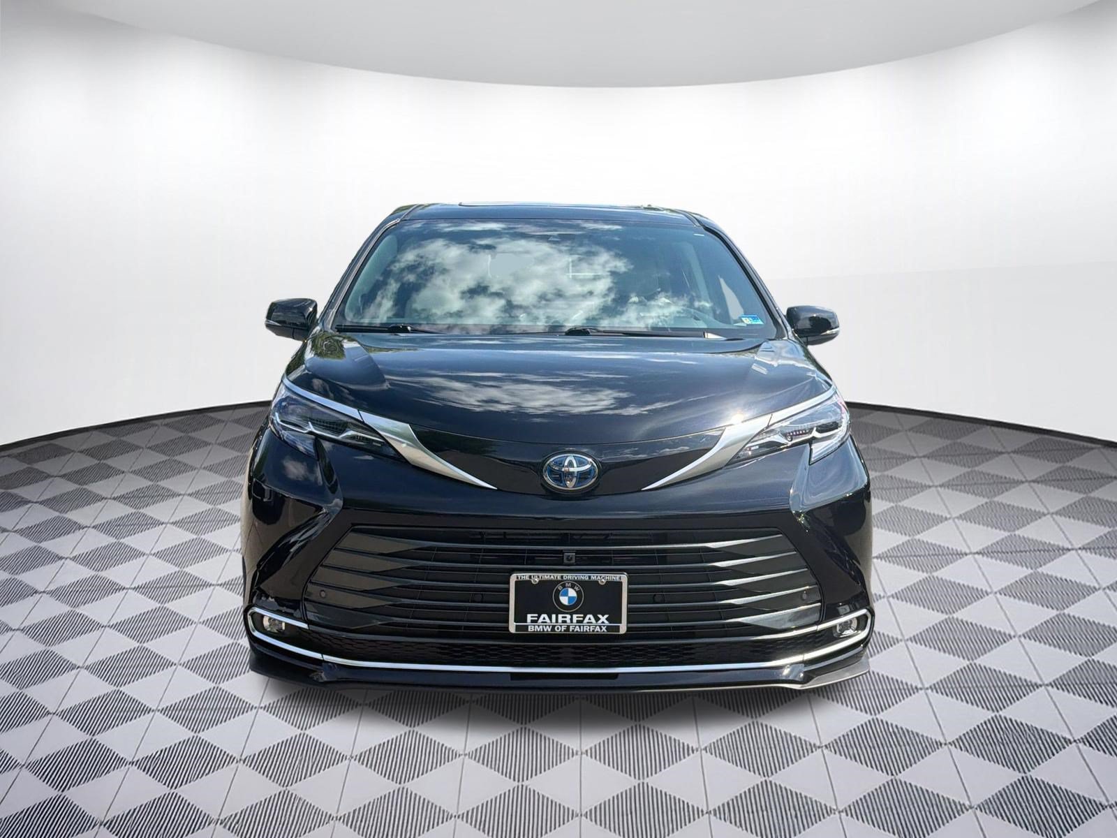 Used 2025 Toyota Sienna Platinum AWD/4WD image 6