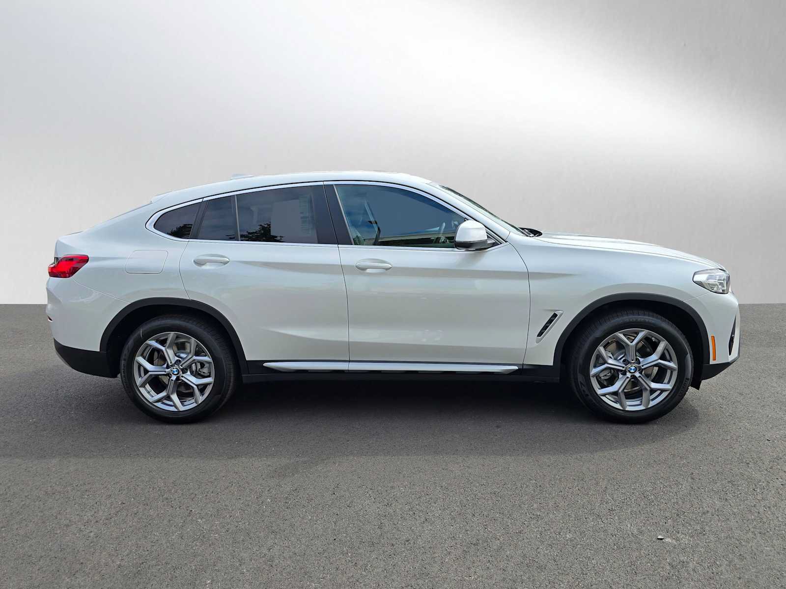 Used 2025 BMW X4 xDrive30i w/ Premium Package AWD/4WD image 3