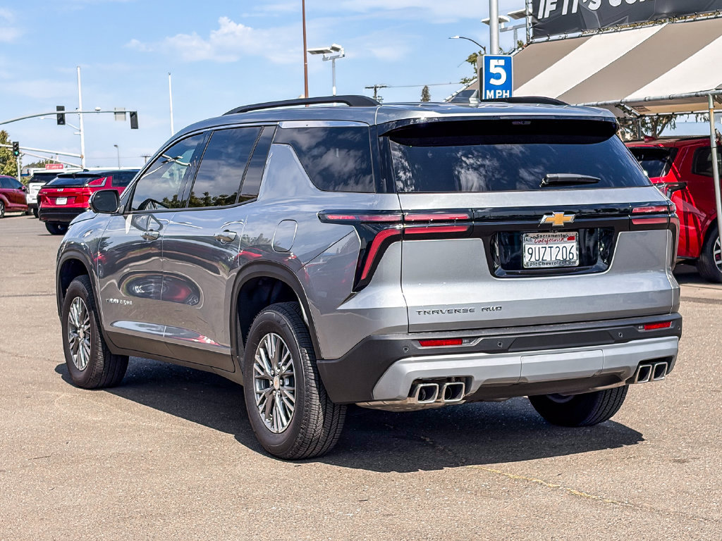 Used 2026 Chevrolet Traverse LT w/ Driver Confidence Package AWD/4WD image 2
