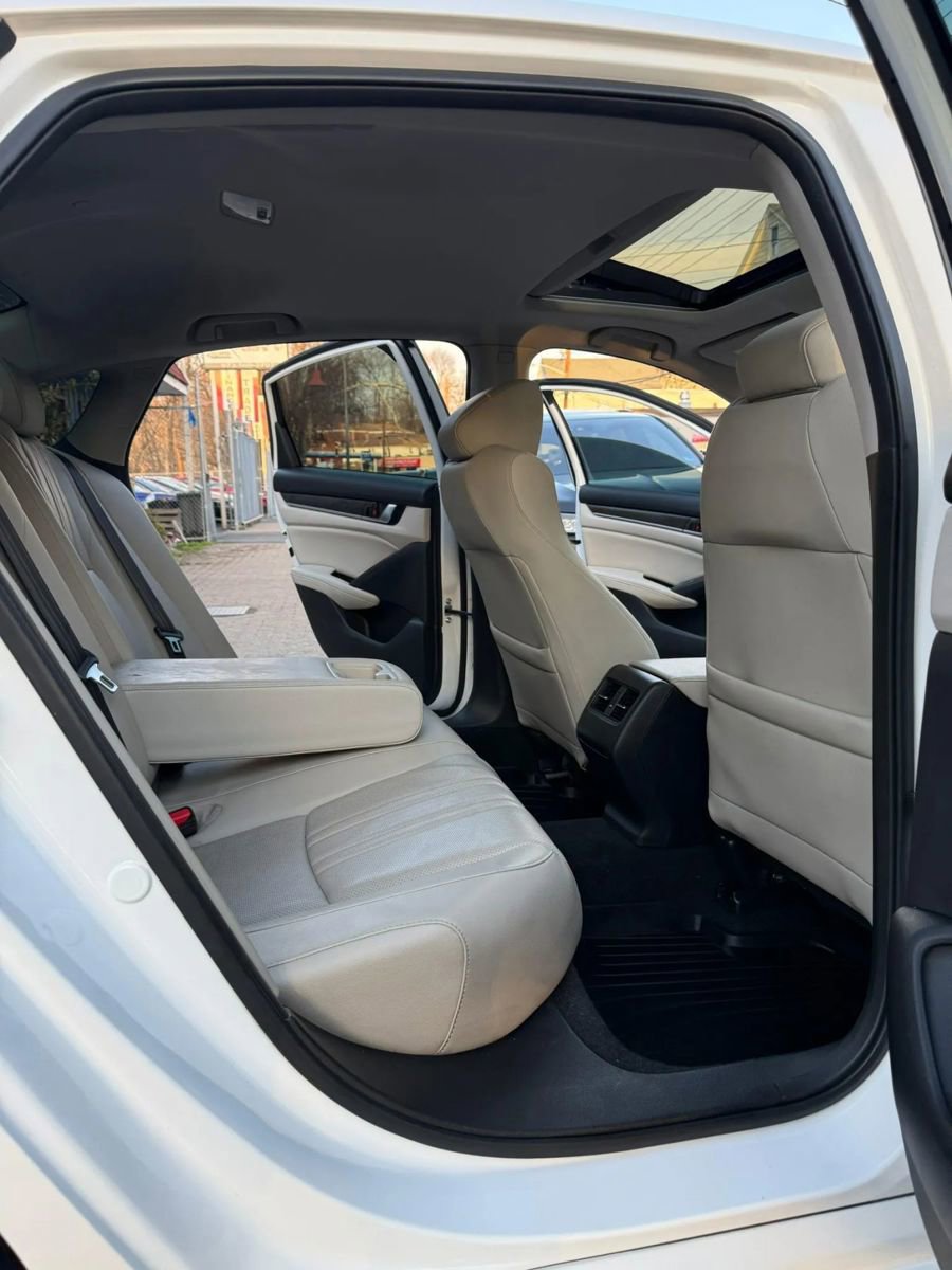 Used 2018 Honda Accord Touring image 8
