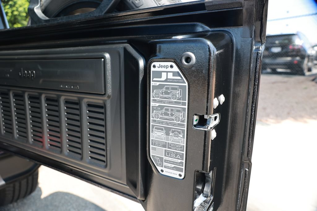 Used 2025 Jeep Wrangler Unlimited Sahara w/ Safety Group AWD/4WD image 38
