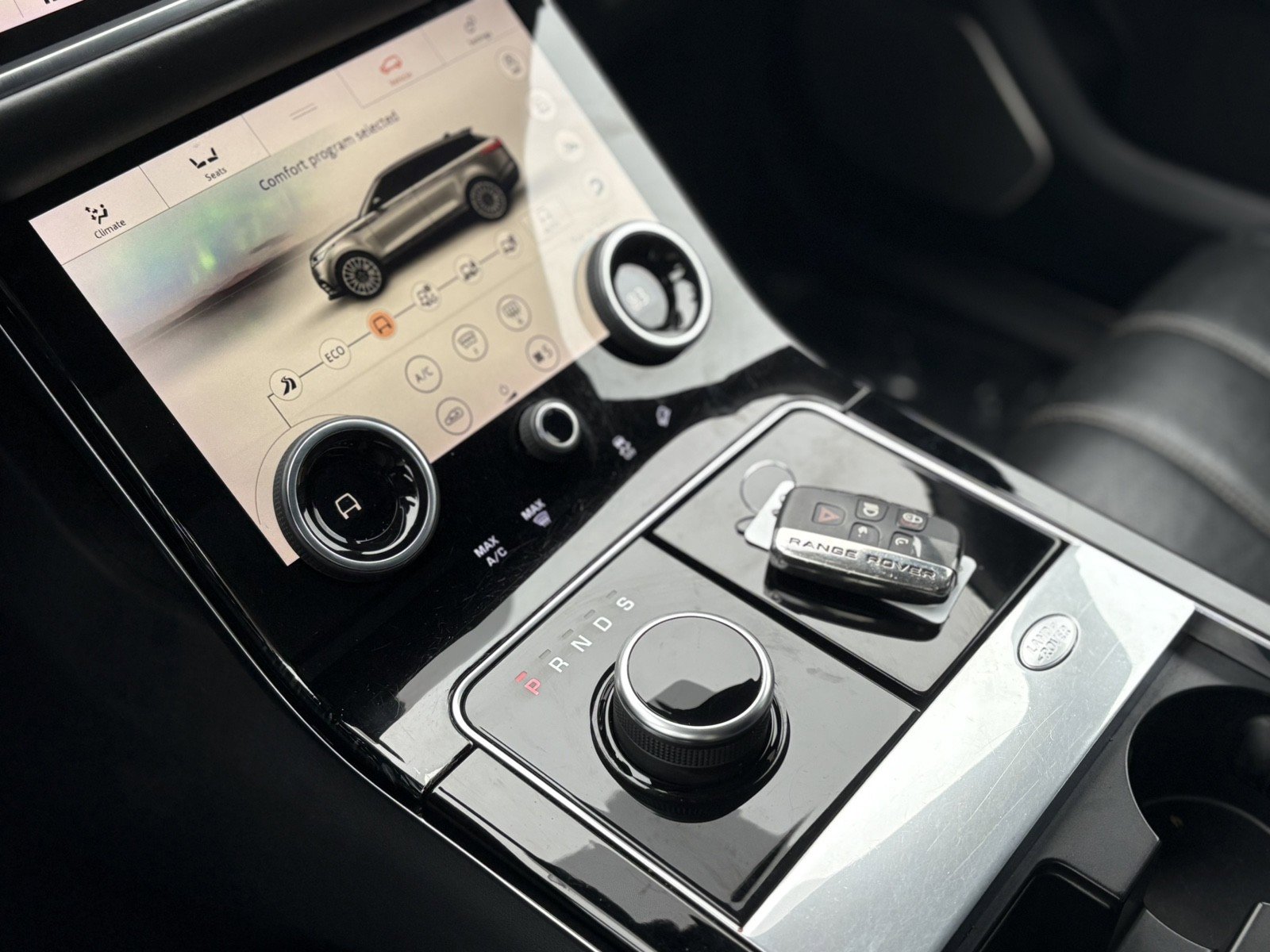 Used 2018 Land Rover Range Rover Velar R-Dynamic HSE image 30