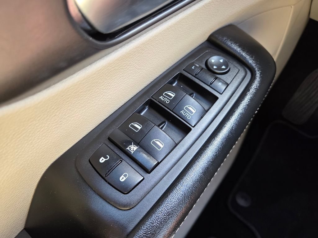 Used 2023 Chrysler Pacifica Touring-L FWD image 22