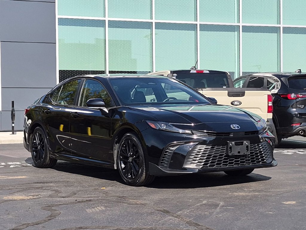 Used 2025 Toyota Camry SE FWD image 1