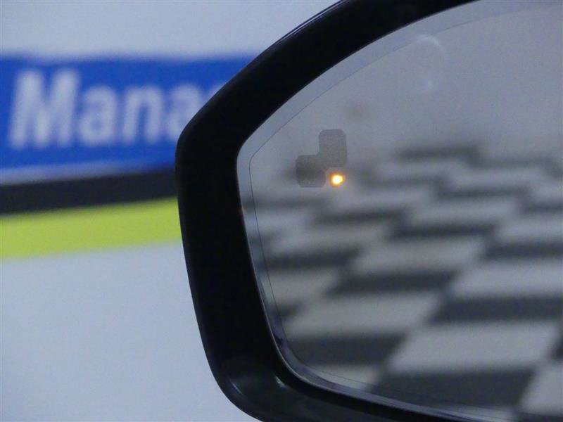 Used 2018 Land Rover Range Rover Velar R-Dynamic SE image 29