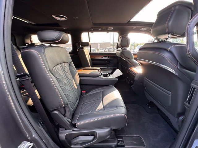 Used 2023 Jeep Grand Wagoneer Series III AWD/4WD image 32