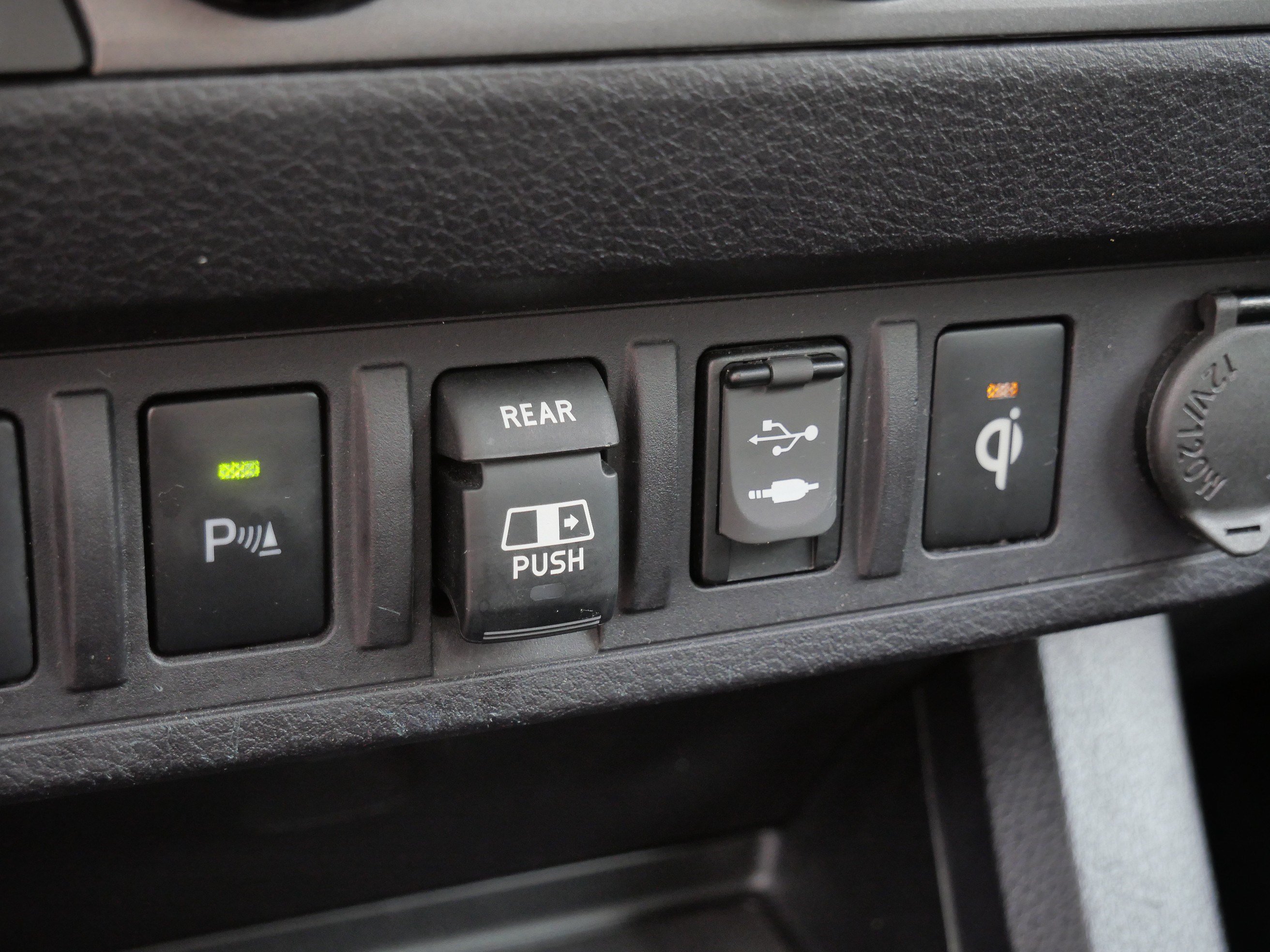 Certified 2018 Toyota Tacoma TRD Off-Road AWD/4WD image 30