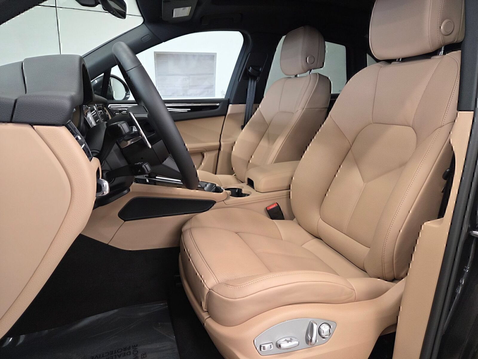 Certified 2026 Porsche Macan AWD/4WD image 5