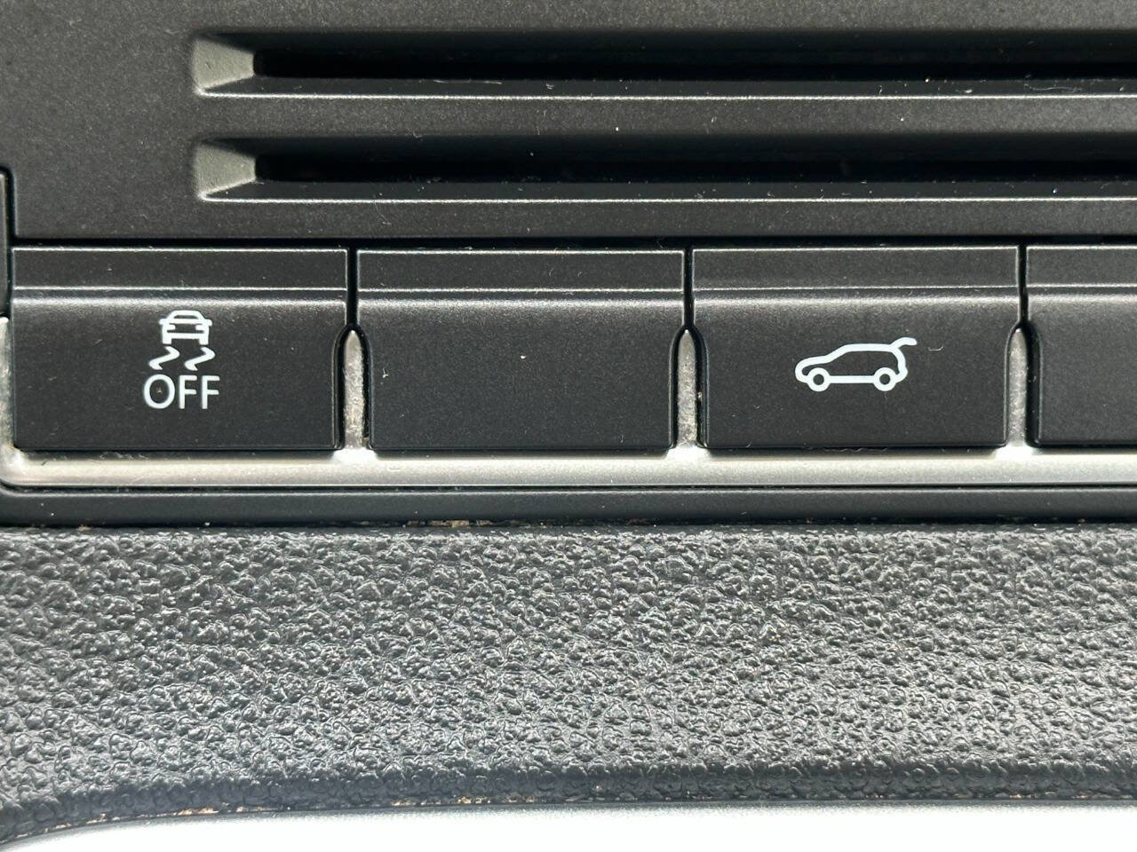 Used 2011 Volkswagen Tiguan SE image 36