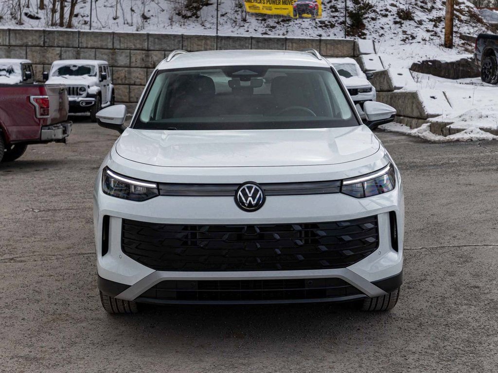 Used 2025 Volkswagen Tiguan SE image 2