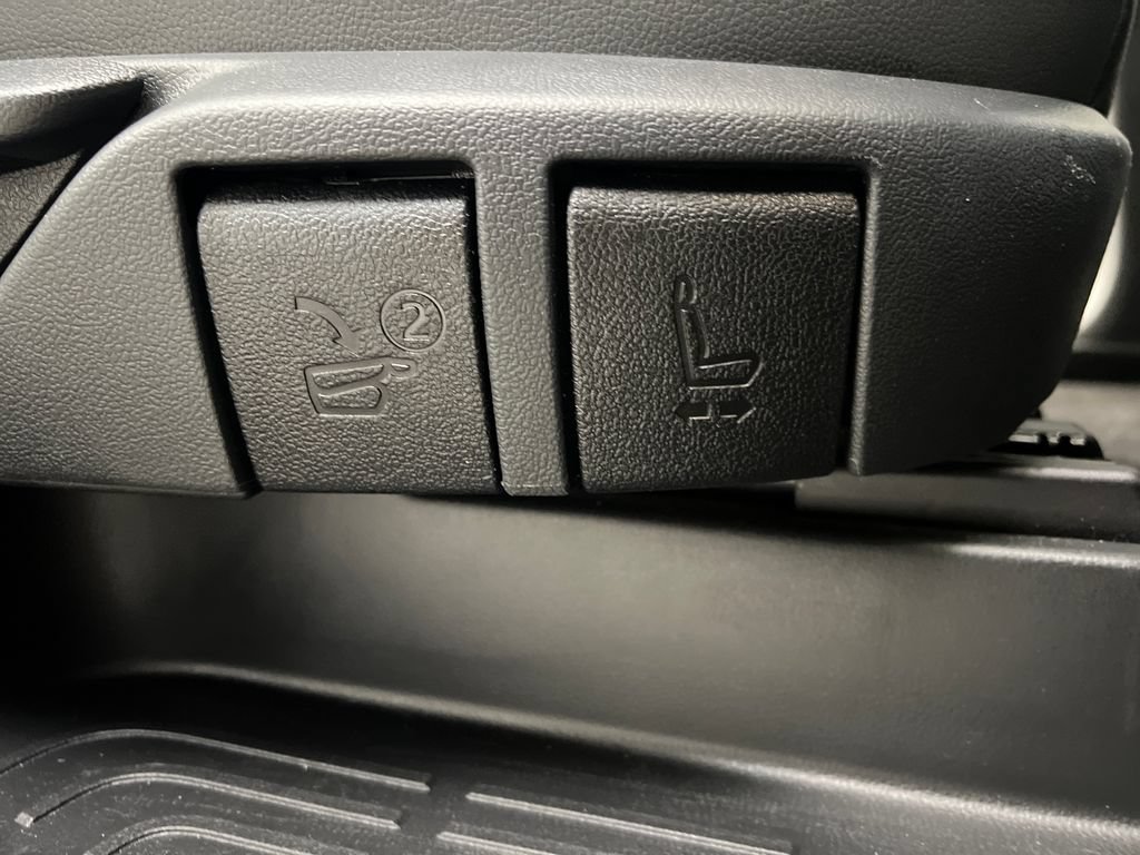 Used 2025 Toyota Highlander XLE FWD image 26