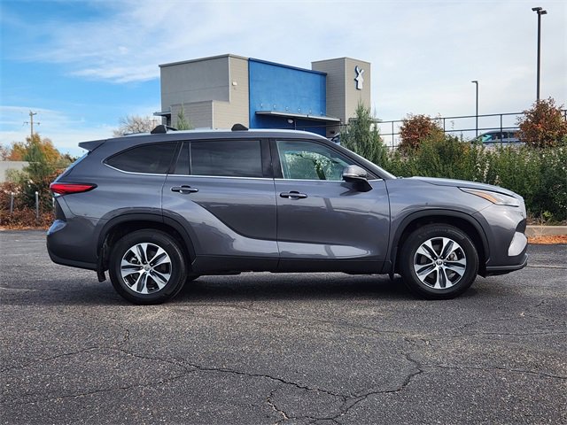 Used 2022 Toyota Highlander XLE image 2