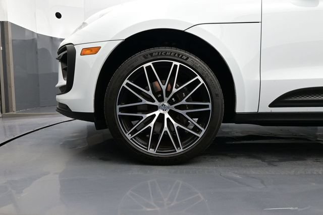 Certified 2025 Porsche Macan AWD/4WD image 6
