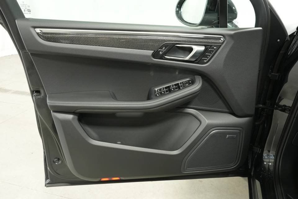Certified 2026 Porsche Macan AWD/4WD image 25