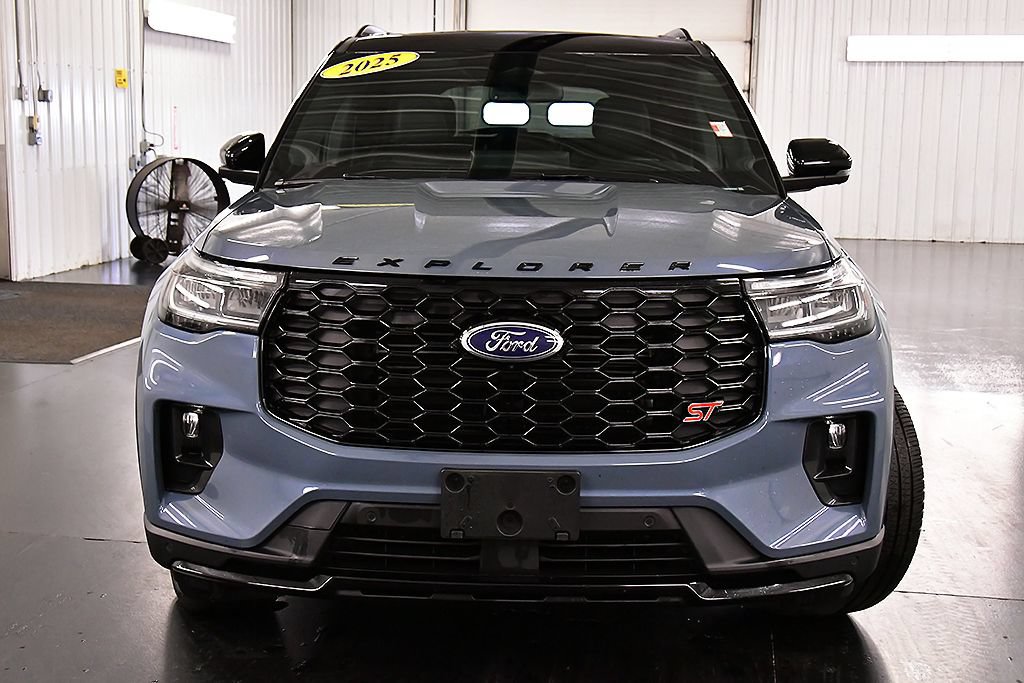 Used 2025 Ford Explorer ST AWD/4WD image 2