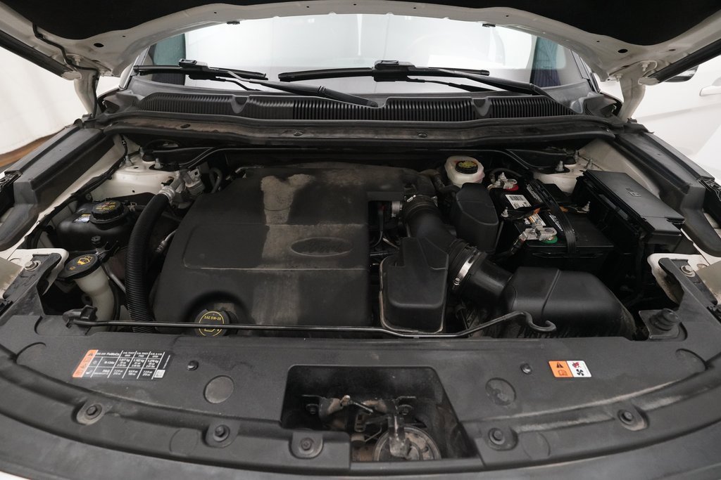 Used 2016 Ford Explorer XLT w/ Equipment Group 202A image 3