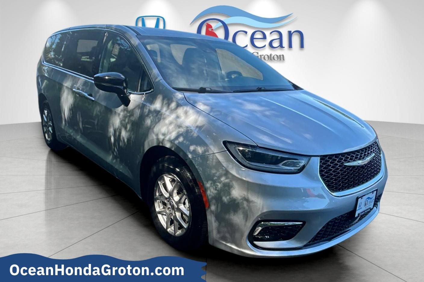 Used 2024 Chrysler Pacifica Touring-L FWD image 1