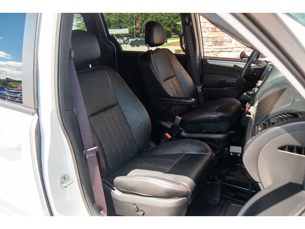Used 2015 Dodge Grand Caravan R/T w/ Safety Sphere Group FWD image 16